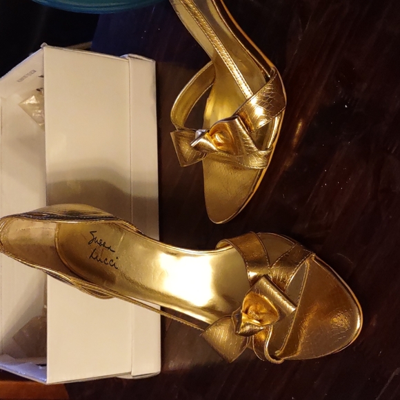 Shoe's - Picture 2 of 3